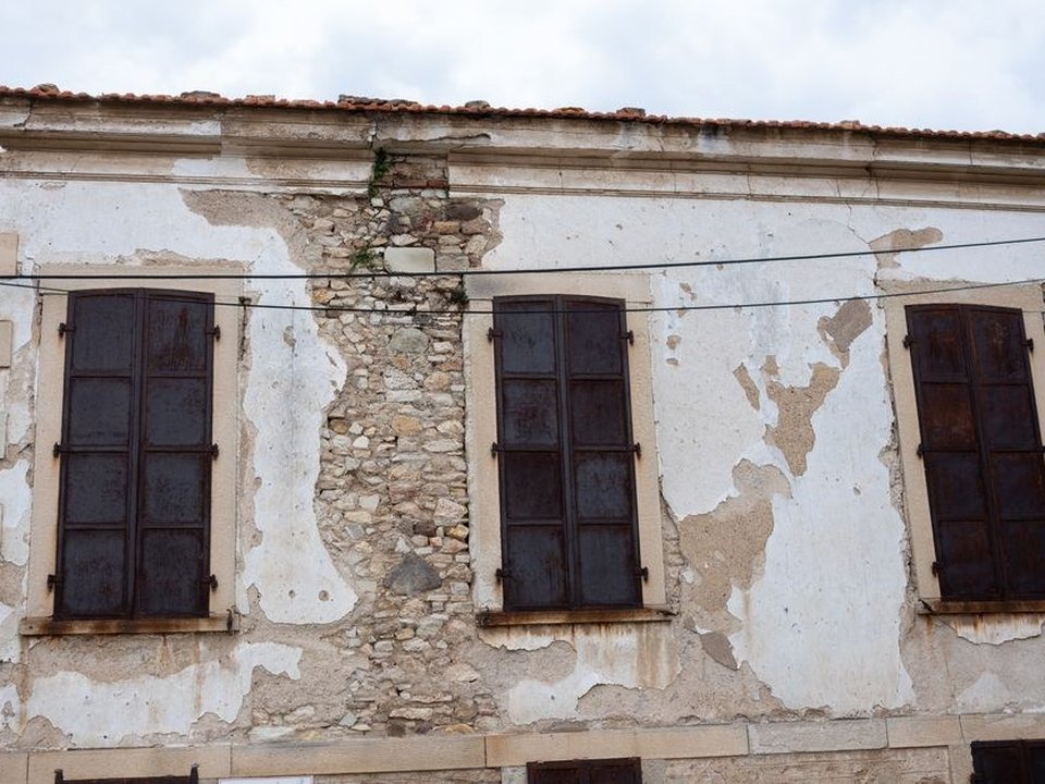 Façade crépie d'un pavillon de lotissement à Grézieu-la-Varenne exposée au plateau, crépi qui farine et microfissures à reprendre avant ravalement