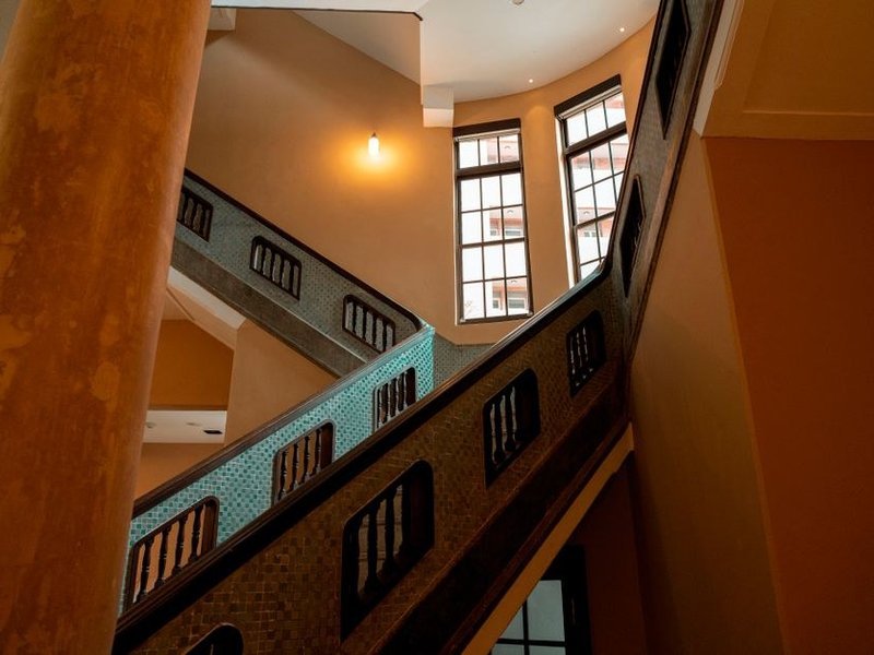 Cage d'escalier d'une petite copropriété de Grigny repeinte, montée et paliers rafraîchis en teinte claire lessivable qui encaisse le passage