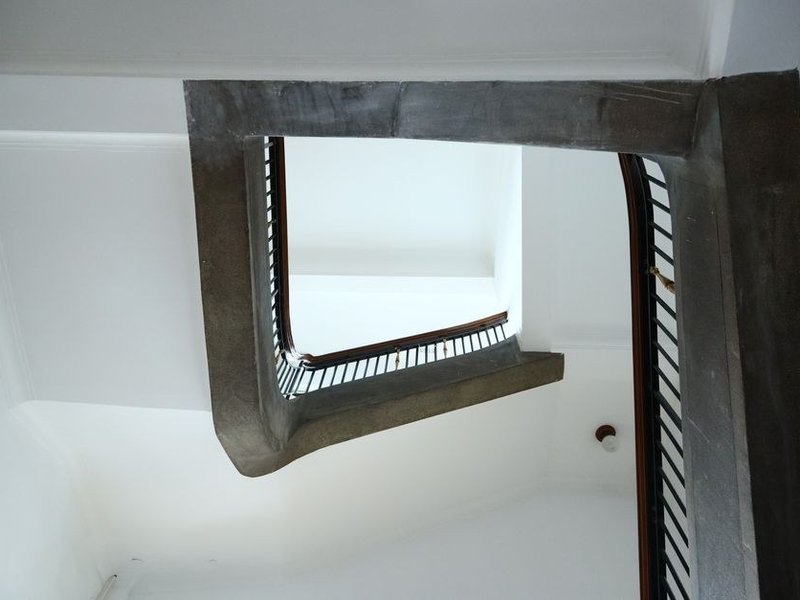 Cage d'escalier et mur côté nord d'une maison de bourg d'Irigny repeints depuis une plateforme intérieure, boiseries anciennes préservées