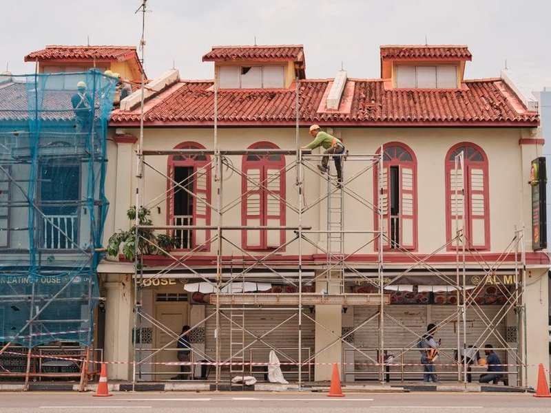 Ravalement de la grande façade d'une propriété de La-Tour-de-Salvagny sur échafaudage, enduit réparé avant la remise en peinture