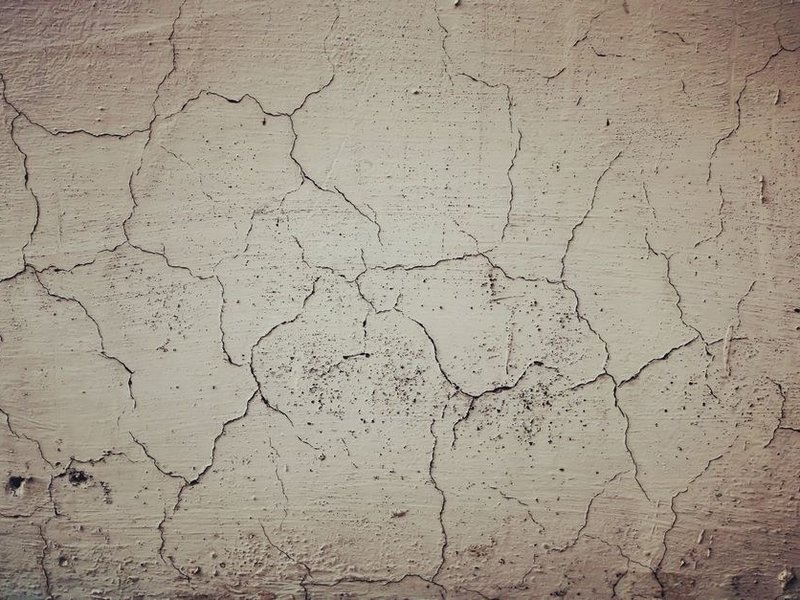 Reprise et ponçage d'un mur en plâtre ancien fissuré d'un grand appartement des Terreaux à Lyon 1er, plafond haut, avant remise en peinture