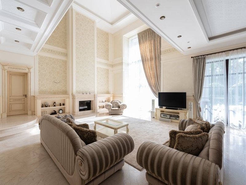 Séjour d'un appartement bourgeois ancien de Bellecour à Lyon 2e repeint en teinte choisie, grande hauteur sous plafond et coupes soignées le long des huisseries d'époque