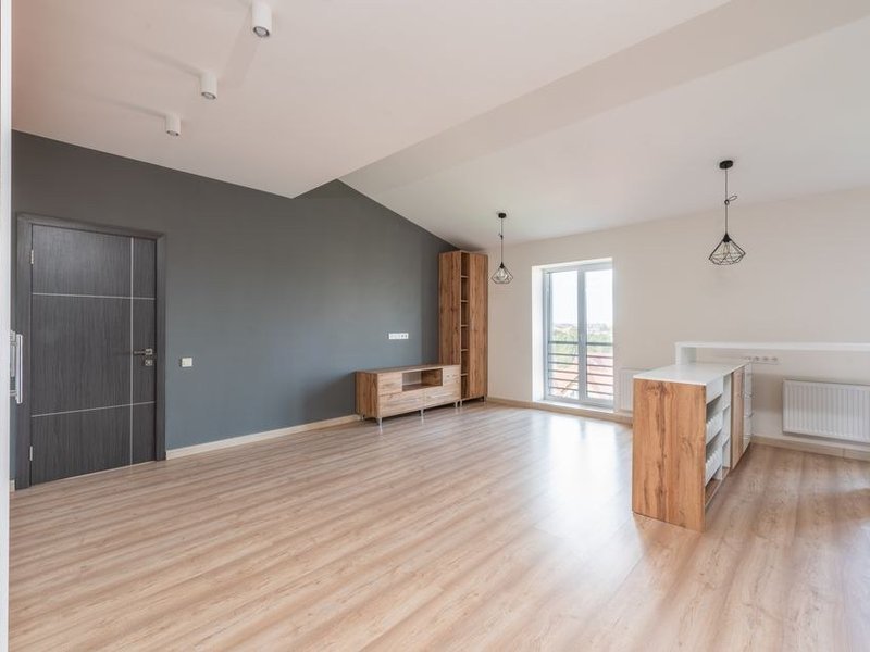 Appartement de standing neuf à Confluence à Lyon 2e personnalisé en peinture, mur d'accent posé sur un support sain déjà lissé avant emménagement