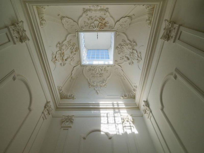 Rechampi à la brosse d'une rosace de plafond en plâtre dans le séjour d'un appartement bourgeois de Sans-Souci à Lyon 3e