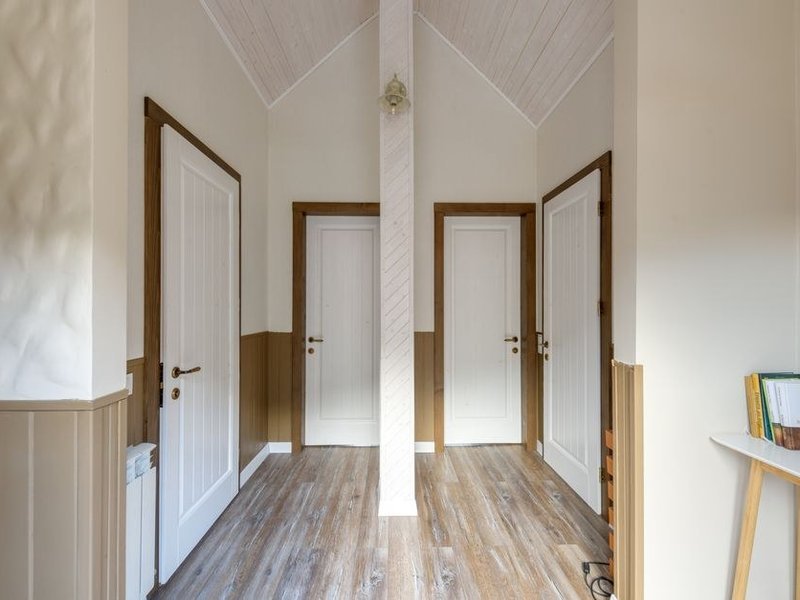 Remise en peinture intérieure complète d'une maison de ville de Montchat à Lyon 3e, boiseries et portes à panneaux repeintes en satiné, sols protégés