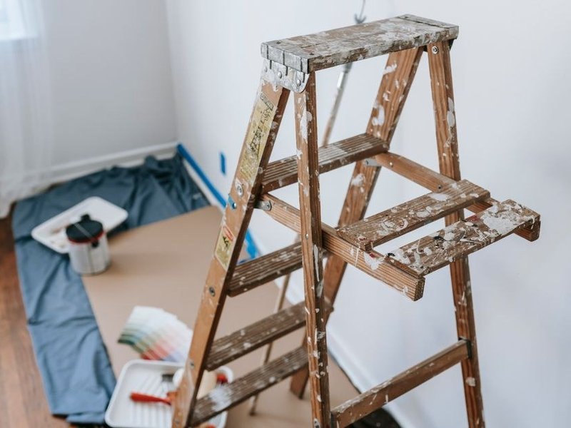 Échelle et sol protégé dans une pièce d'un appartement de canut de la Croix-Rousse à Lyon 4e préparée avant la mise en peinture