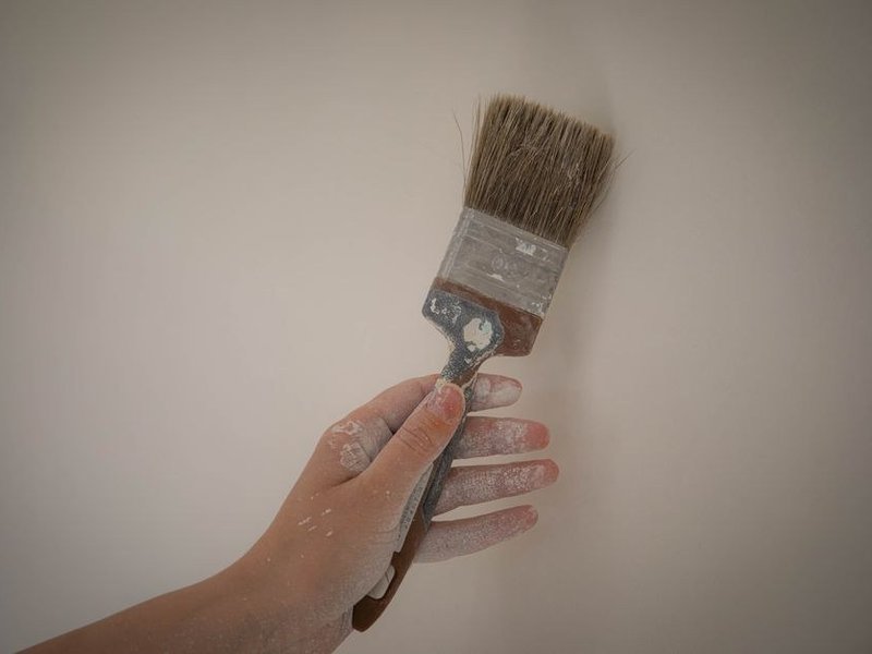 Mise en peinture d'un mur ancien à la chaux dans un appartement de Saint-Georges à Lyon 5e, finition perspirante respectant le bâti Renaissance