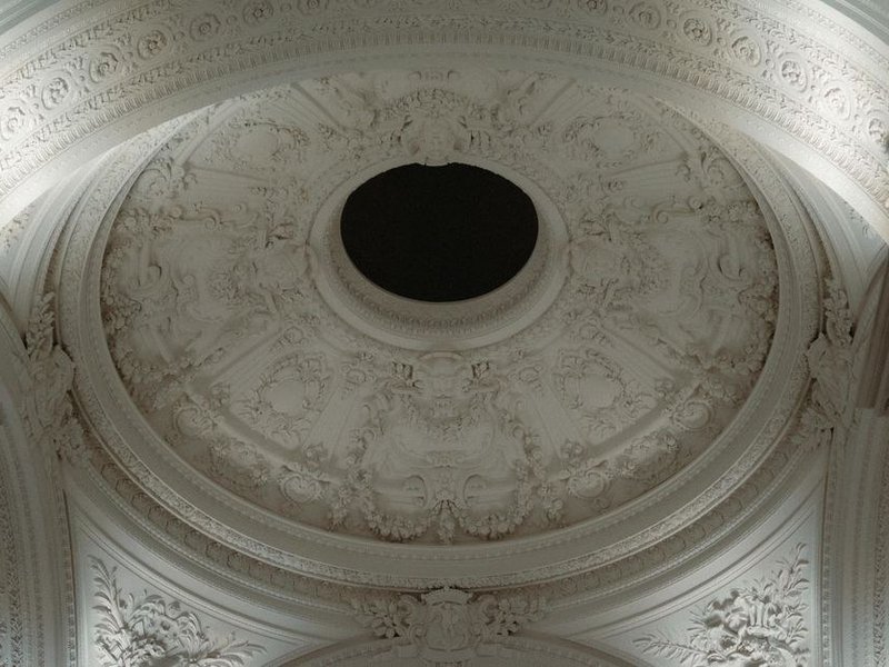 Rechampi fin à la brosse d'une rosace de plafond en plâtre dans le séjour d'un appartement haussmannien de standing du secteur Foch à Lyon 6e