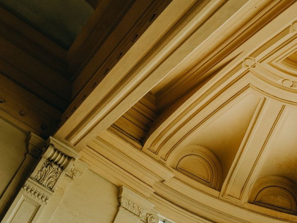 Corniche et plafond moulurés d'un salon de réception haussmannien de standing des Brotteaux à Lyon 6e, décor à repeindre avec soin