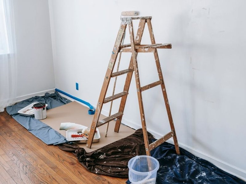 Remise en peinture d'un studio étudiant vidé entre deux locations près de Jean Macé à Lyon 7e, murs et plafond en blanc neutre, sols protégés par des bâches