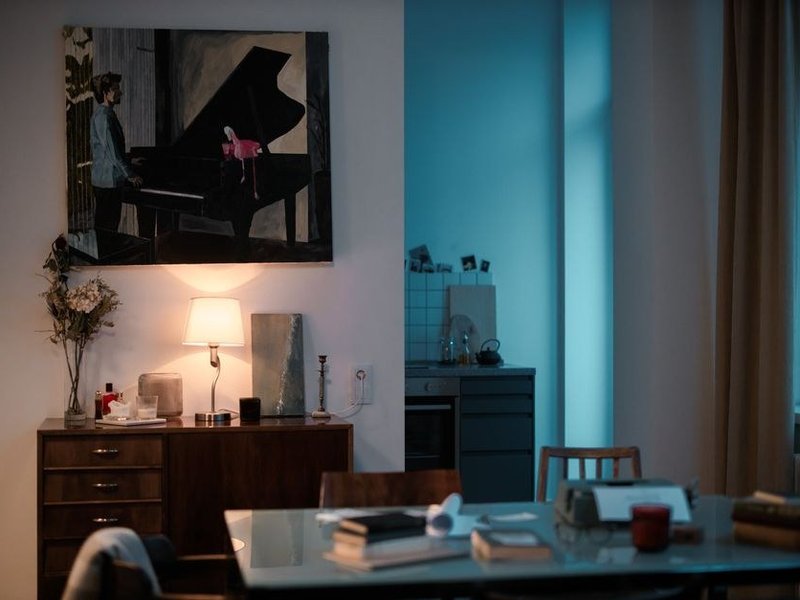 Appartement de standing modeste des années 1930 du Bachut à Lyon 8e remis en peinture en teinte claire, sols protégés par des bâches