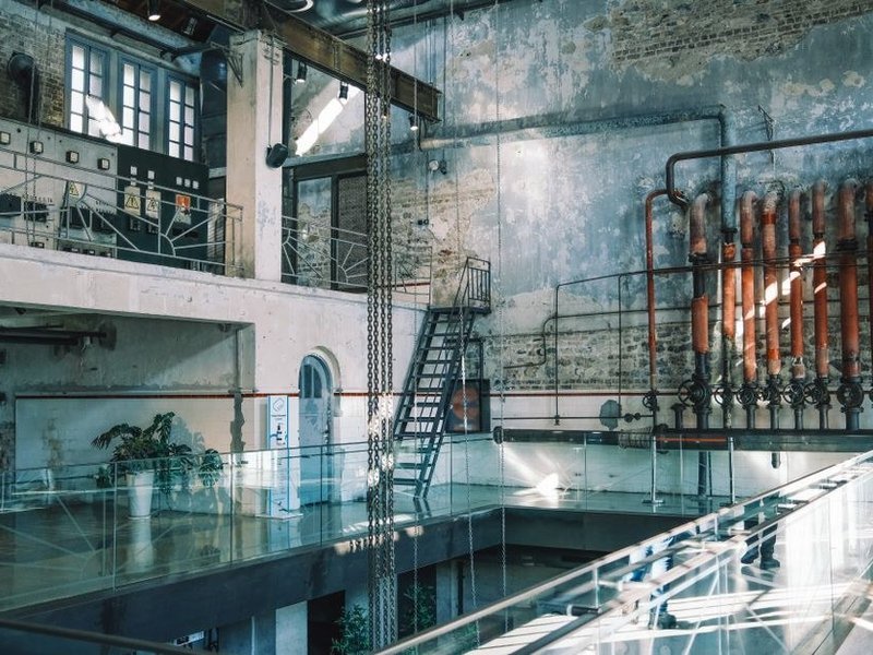 Traitement d'un mur de brique industrielle et de poutres métalliques dans un loft d'ancien atelier de Vaise, Lyon 9, matière brute conservée apparente