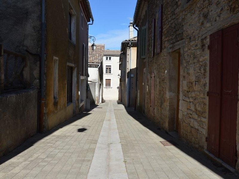 Façade d'une maison de bourg de Marennes bordant une ruelle étroite, ravalée et remise en peinture après lavage et traitement des mousses