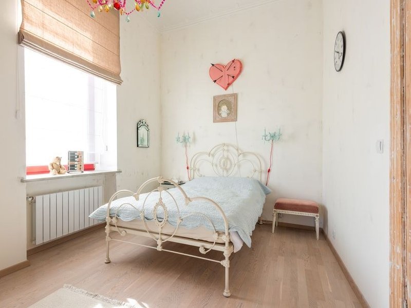 Mise en peinture d'une chambre aux murs placo droits dans un pavillon récent de la frange de Marennes, entre serres et champs