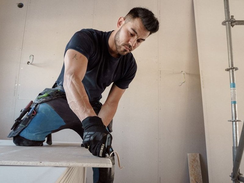 Pose et jointoiement d'une cloison en plaque de plâtre avant peinture dans un logement de Marennes
