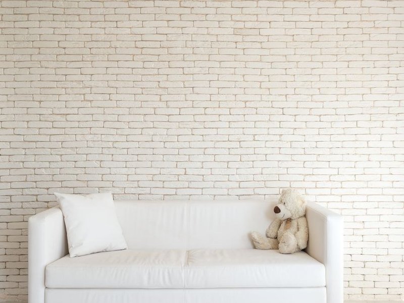 Mur de pierre ancien d'une maison vigneronne de Millery recouvert d'un badigeon de chaux clair, finition mate et respirante
