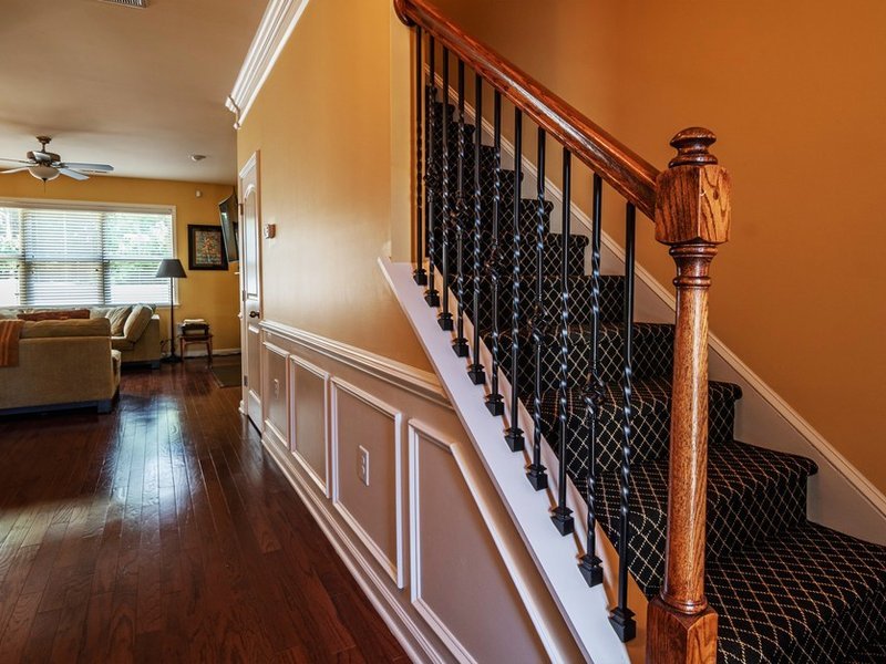 Cage d'escalier et intérieur repeints dans une maison de Montrottier