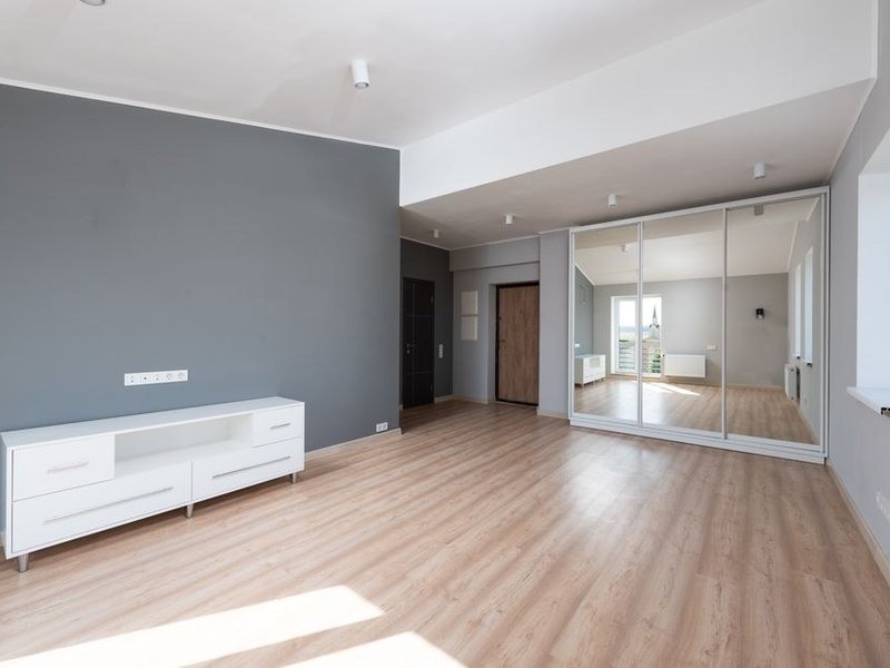 Pièce d'un pavillon de la couronne périurbaine de Mornant repeinte dans une teinte neutre et lumineuse, sols protégés avant travaux