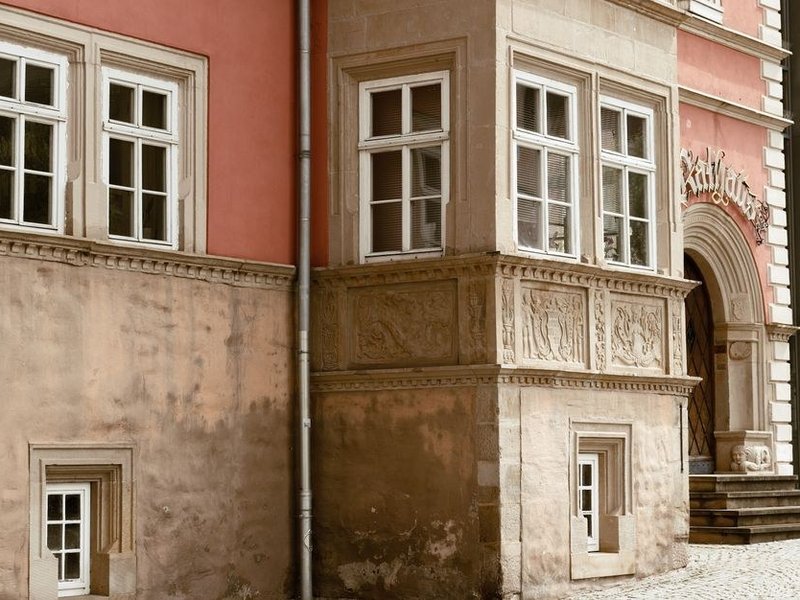 Façade d'une maison de bourg du centre ancien de Neuville-sur-Saône dont l'enduit est repris autour des encadrements avant ravalement et mise en peinture