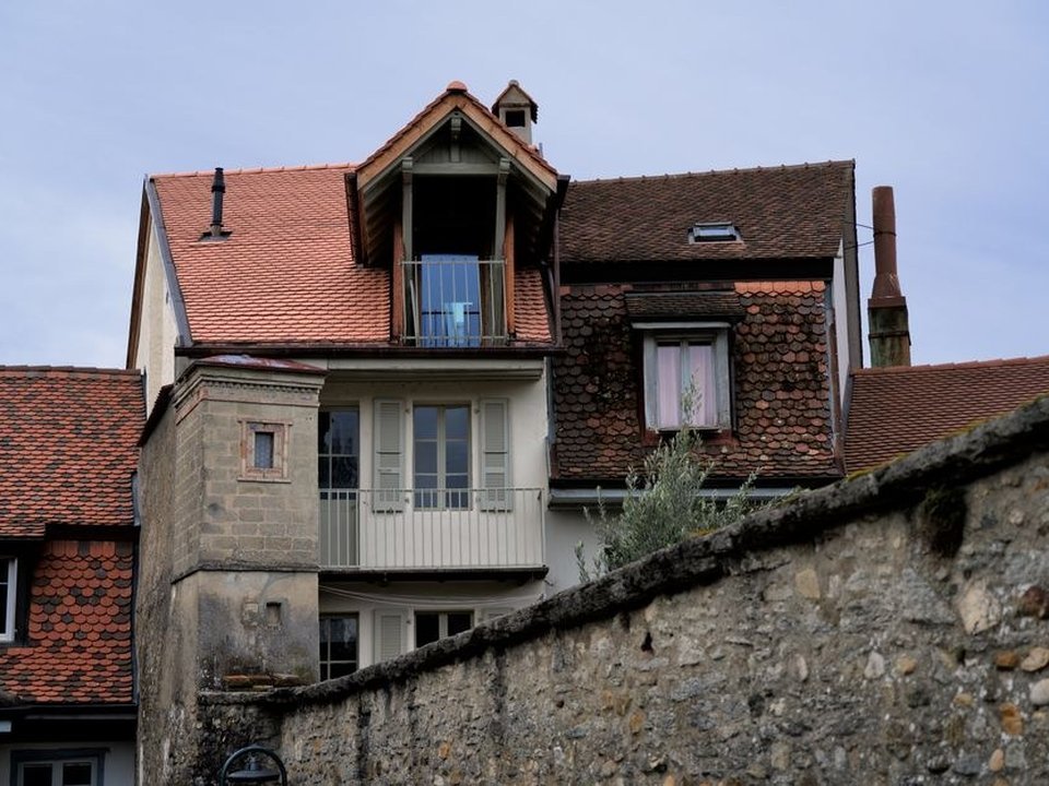 Façade en pierre et enduit d'une maison de bourg du centre ancien de Neuville-sur-Saône, support à préparer avant ravalement