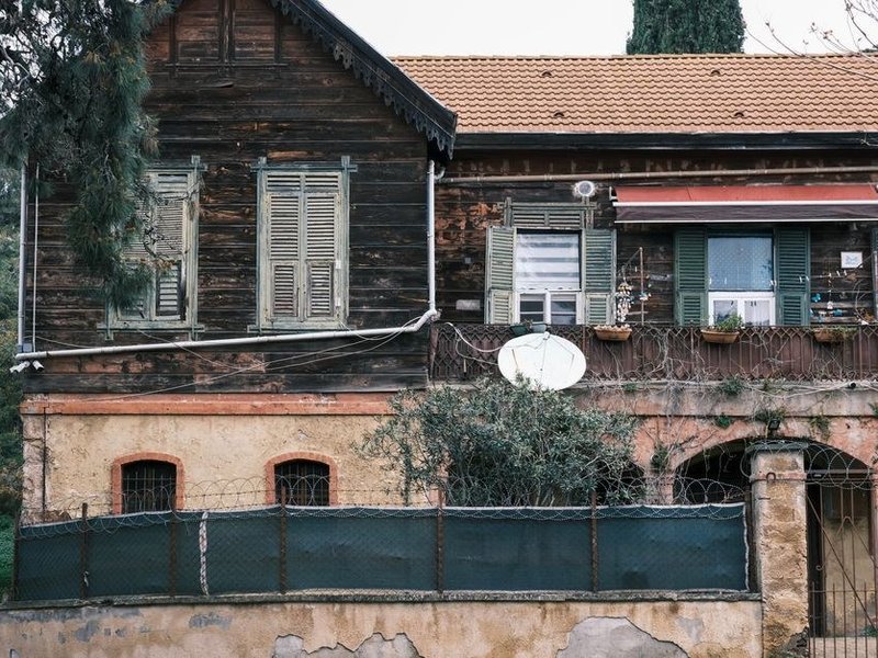 Ravalement d'une façade de maison encrassée par l'humidité du Rhône à Pierre-Bénite, nettoyage et revêtement adapté