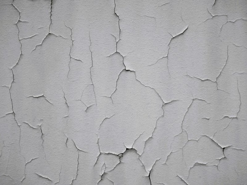 Mur en plâtre ancien d'une maison du vieux village de Crépieux rebouché et poncé avant sous-couche, faïençage de fissures repris à l'enduit