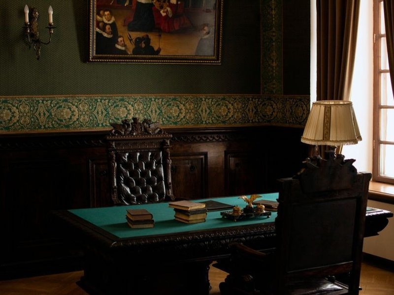 Boiserie ancienne à panneaux décapée puis reteintée dans une maison de vigneron de Saint-Cyr, mouluration révélée et bois affermi