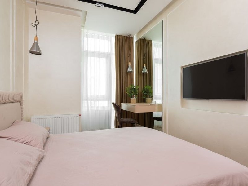 Petit appartement modeste de copropriété à Saint-Fons repeint en teinte claire, pièce serrée éclaircie, plafond clair qui rehausse la hauteur ressentie