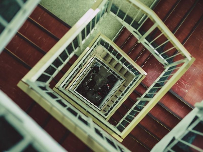 Cage d'escalier d'un pavillon de Saint-Genis-les-Ollières repeinte sur échafaudage, volets et portail repris à l'extérieur
