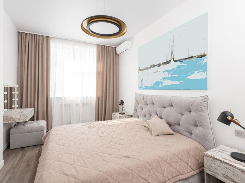Chambre d'un pavillon de Saint-Priest repeinte en teinte soutenue avec un mur d'accent, projet de décoration d'une maison familiale pièce par pièce