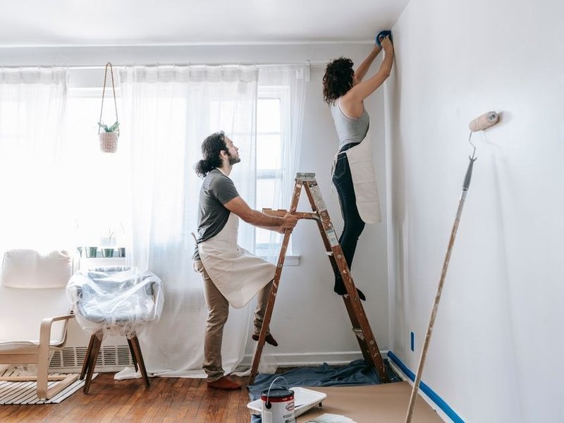Peinture des grands murs et du plafond du séjour d'un pavillon de Saint-Priest au rouleau sur perche, grandes surfaces d'une maison