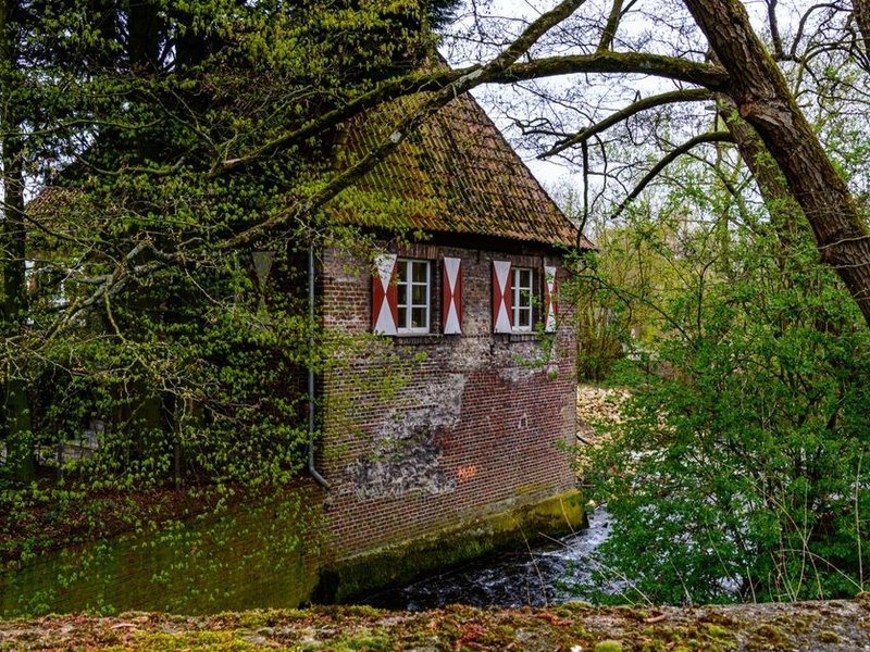 Mur de pied humide d'une maison ancienne proche de la rivière l'Ozon à Saint-Symphorien-d'Ozon, zone diagnostiquée et asséchée avant la mise en peinture respirante