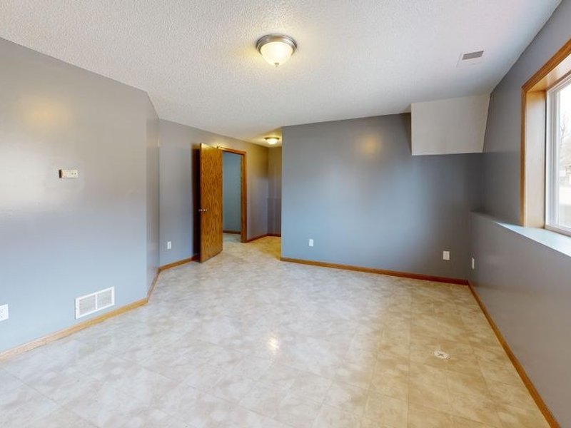 Grand séjour d'un appartement de copropriété de standing à Sainte-Foy-lès-Lyon remis en peinture en teinte claire, finition nette aux angles et au plafond, préparation soignée des supports