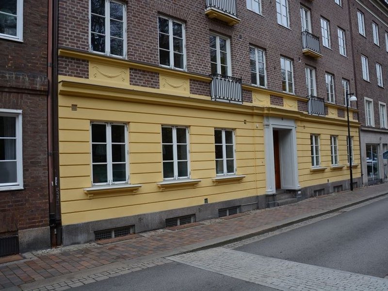 Appartement issu d'une ancienne caserne réhabilitée à Sathonay-Camp, murs épais anciens et plâtre récent préparés avant peinture, hauteur sous plafond généreuse