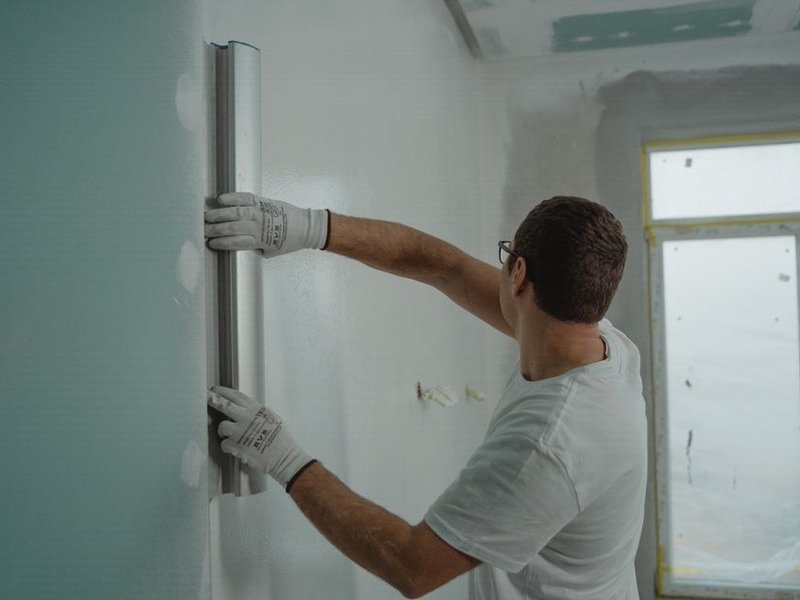 Reprise d'une bande de placo qui a tiré dans un pavillon de lotissement de Sérézin-du-Rhône avant mise en peinture intérieure
