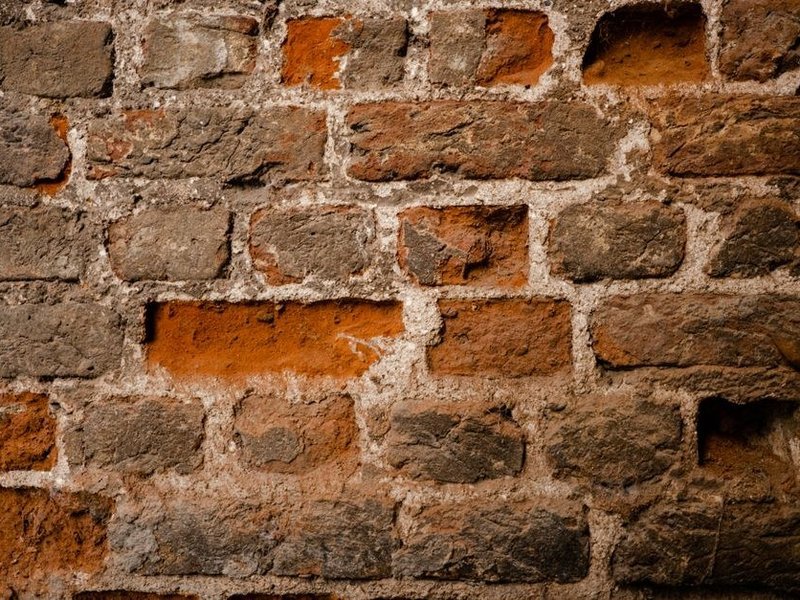 Mur ancien humide du bourg groupé de Sérézin-du-Rhône assaini au bas, salpêtre traité avant peinture microporeuse, plafond repris