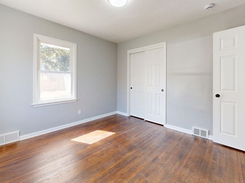 Mise en peinture d'une chambre aux murs placo droits dans un pavillon de plain-pied d'un lotissement de Simandres, finition soignée
