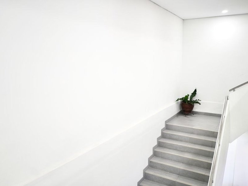 Montée d'escalier d'une maison à demi-niveaux de Solaize repeinte sur tour d'accès, murs tendus le long des paliers décalés