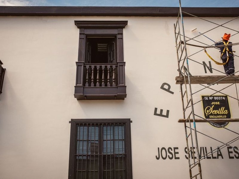 Volets bois d'une maison de bourg ancienne de Solaize poncés et remis en peinture après exposition au soleil de la vallée