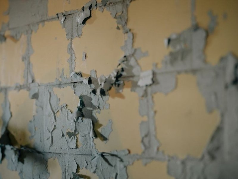 Mur intérieur abîmé d'une maison ancienne de Tassin ratissé et doublé avant mise en peinture, préparation d'un support à refaire