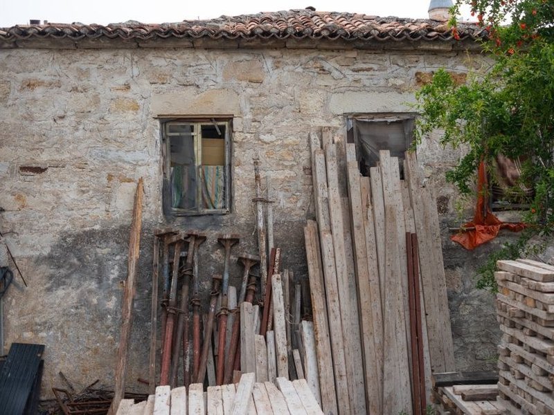 Façade d'une maison du village perché de Ternay en cours de ravalement, enduit réparé et finition appliquée face à la vallée du Rhône
