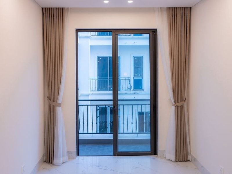 Logement récent du Carré de Soie réhabilité à Vaulx-en-Velin repeint sur des surfaces saines, finition soignée en couleur claire, préparation minime