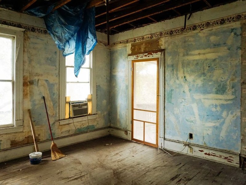 Reprise d'un plafond taché et fatigué dans une maison ancienne du vieux village de Vaulx-en-Velin avant peinture, préparation d'un faux plafond