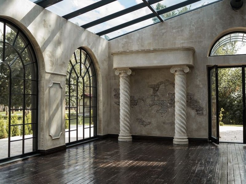 Intérieur lumineux d'un pavillon de Vernaison repeint dans une teinte claire, grandes baies ouvertes sur le jardin qui renvoient la lumière du bord du Rhône