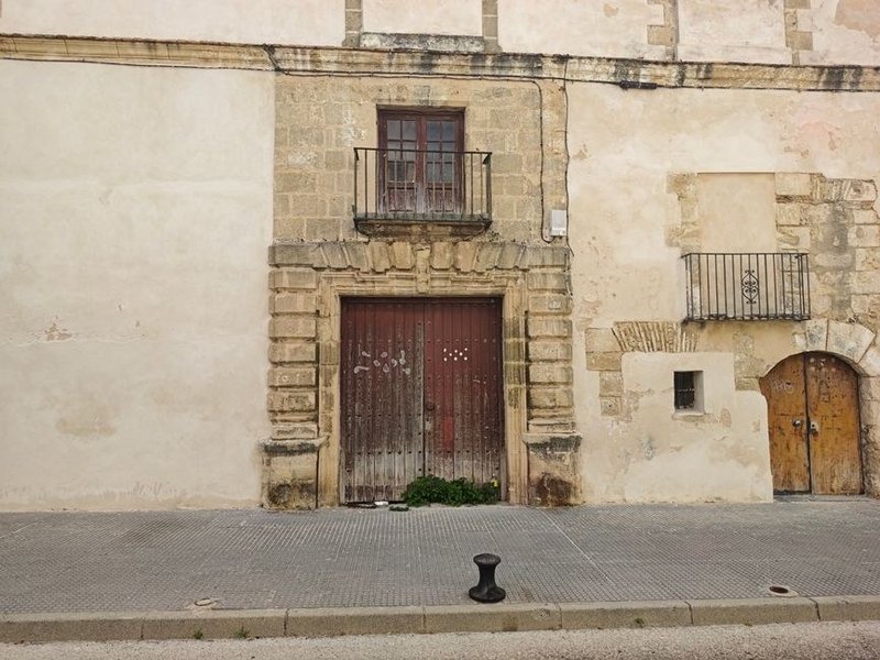 Ravalement de la façade d'une maison du vieux bourg de Vernaison, enduit ancien sondé et repris avant remise en peinture