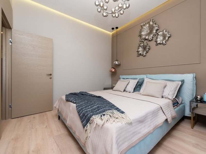 Rafraîchissement d'une chambre dans un pavillon de faubourg à Villefranche-sur-Saône, murs et boiseries repeints pièce par pièce
