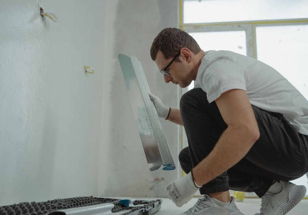 Artisan plaquiste appliquant un enduit sur un mur à Lyon