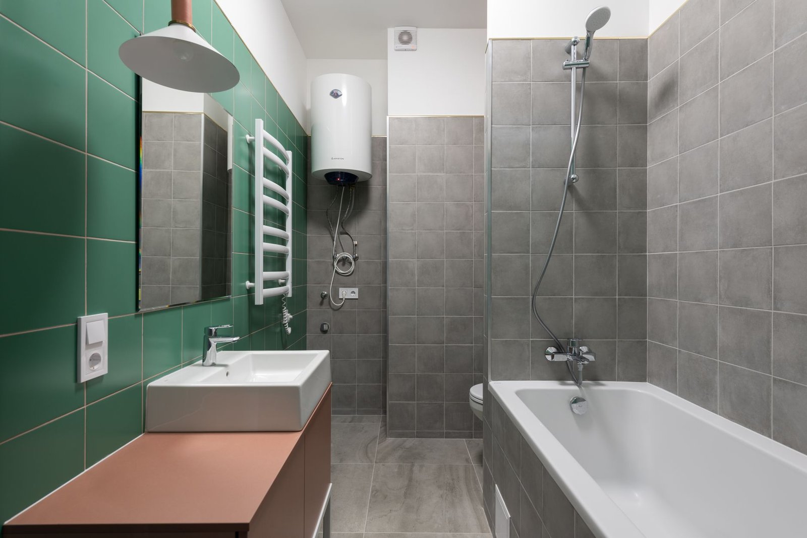 Remplacement d'un chauffe-eau dans une petite salle de bain à Villeurbanne