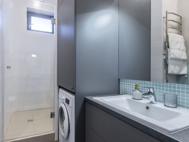 Salle de bain d'origine standardisée à refaire dans un appartement de grand ensemble des années 60-70 à Bron
