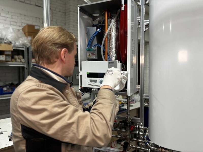 Ancien chauffe-eau entartré remplacé par un cumulus neuf dans un logement des années 60-70 à Bron